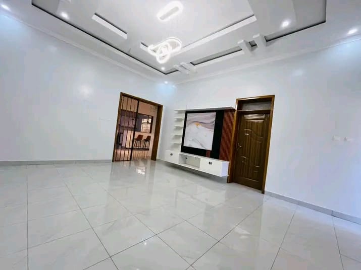 Living room floor finished in large glossy tiles
